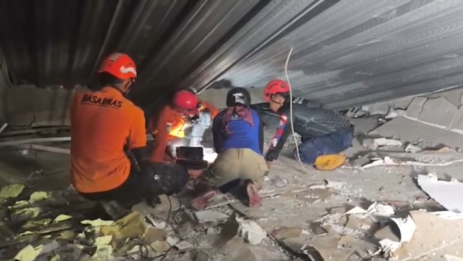 Школа обрушилась в Индонезии, ученики остались под завалами