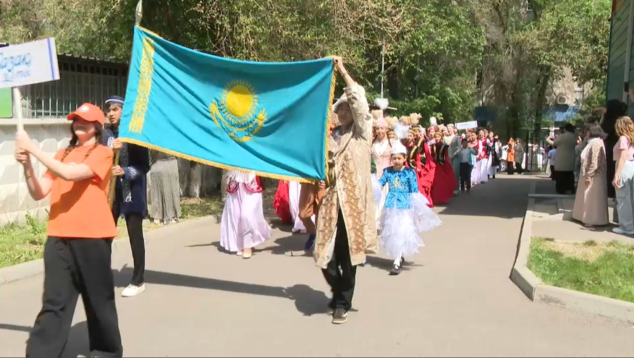 Алматылық оқушылар достық шеруін өткізді