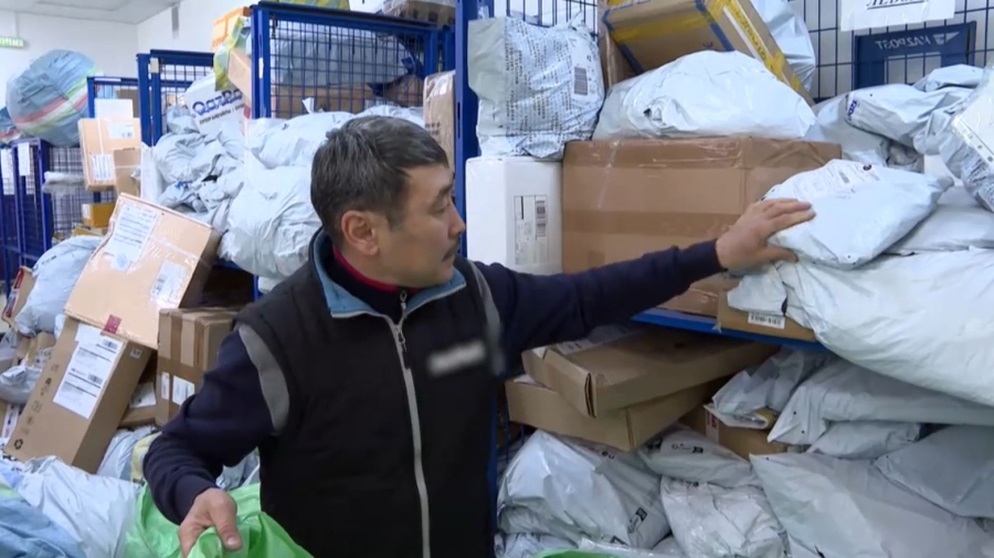 Пошта курьері жеткізетін сәлемдеме күніне мыңдап түседі