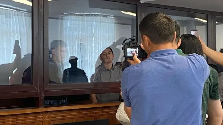«Бүгін – Мақсот Қарабалиннің туған күні»: Атырауда  Сәрсемәлиевке қатысты сот басталды