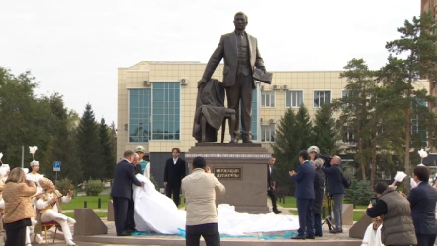 Памятник Мыржакыпу Дулатову открыли в Костанае