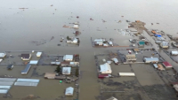 Гумпомощь на лодках доставляют в подтопленное село в СКО