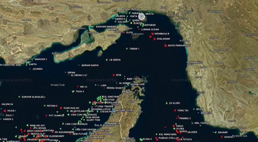 Ормуз бұғазынан кемелер өтіп жатыр   