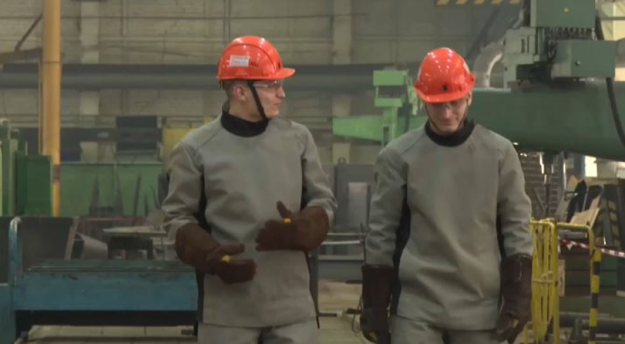 Жұмысшы мамандықты таңдаған егіздер