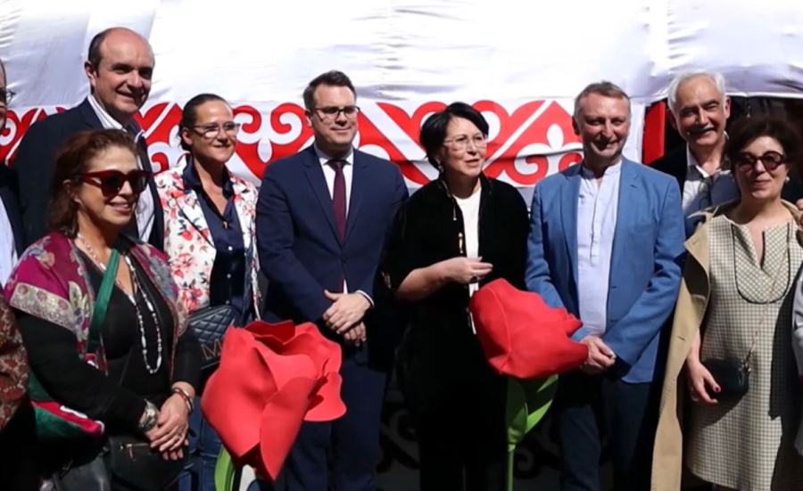 Казахский этноаул развернулся в центре Парижа