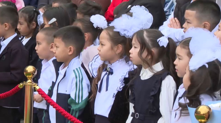 360 тысяч первоклассников сели за школьные парты