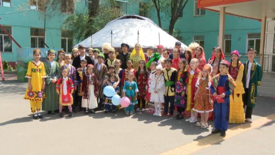 Более 800 алматинских школьников провели Парад дружбы народов