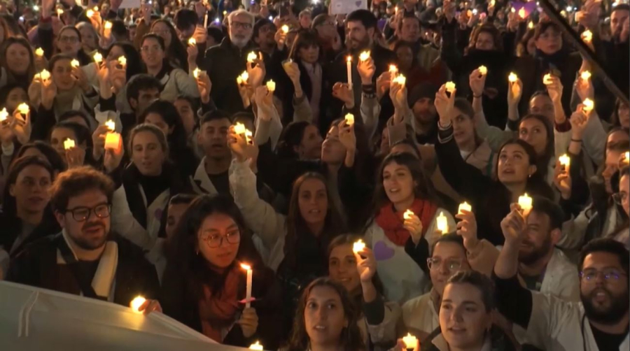 Медработники вышли на протесты из-за низких зарплат в Аргентине