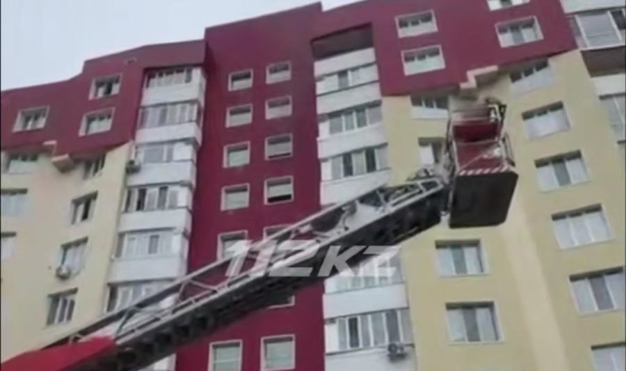 12 человек спасли из горящей многоэтажки в Усть-Каменогорске