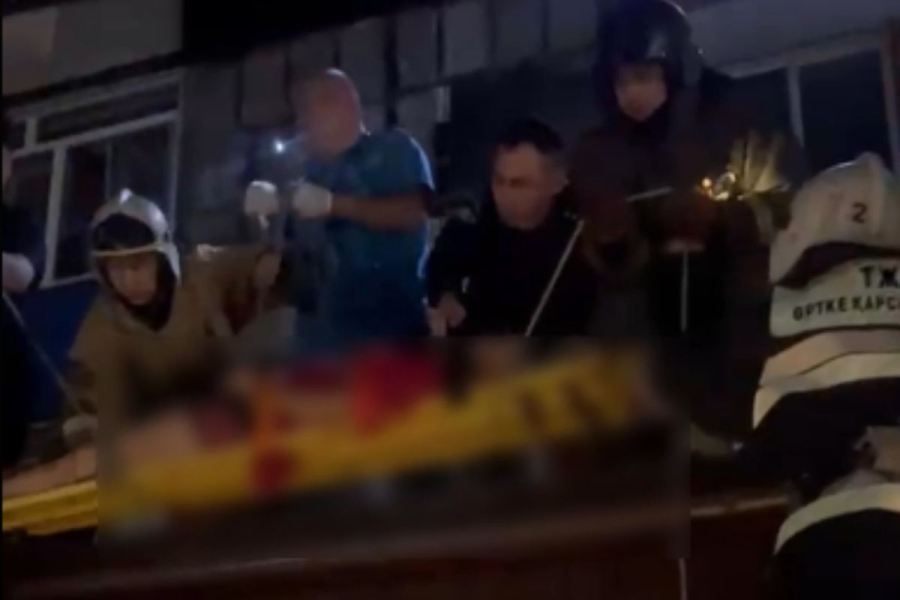 В Рудном спасатели сняли с крыши кафе женщину, выпавшую с пятого этажа