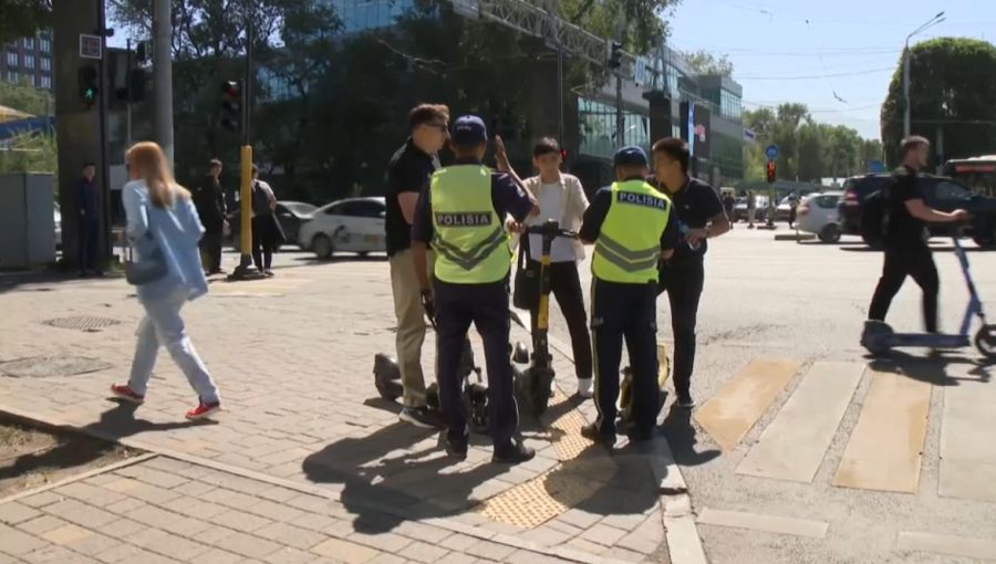 Алматыда 13 мың самокатшыға айыппұл салынды