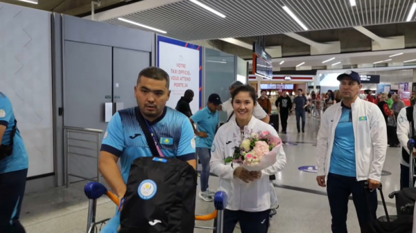 Бокстан ұлттық құрама Парижге жетті