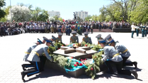 Ветераны труда и труженики тыла возложили цветы к Вечному огню в Семее