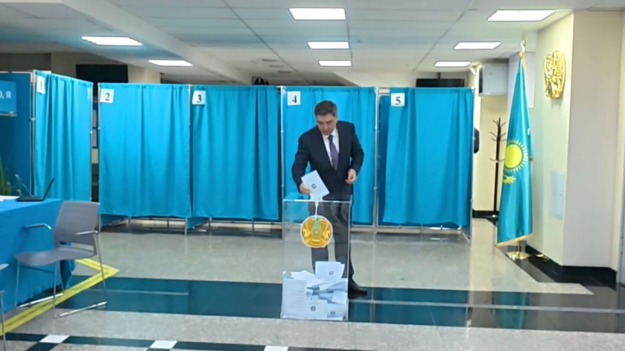 Олжас Бектенов проголосовал на выборах в Курултай
