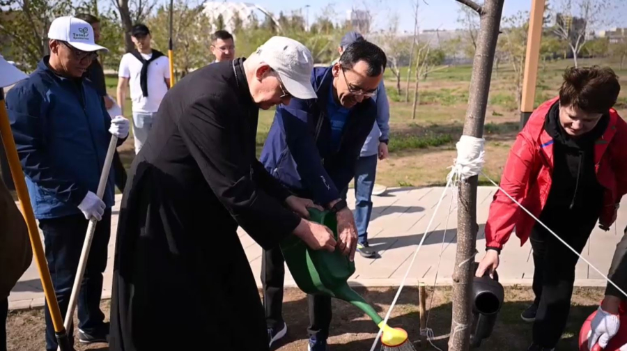 Сенаторлар Бейбітшілік және келісім саябағына ағаш отырғызды