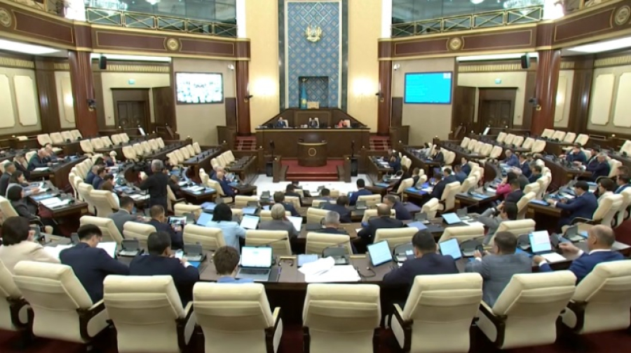 Мажилис в третьей сессии принял 90 законов