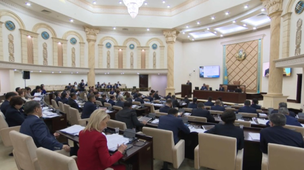 Важность рабочих профессий обсудили на парламентских слушаниях