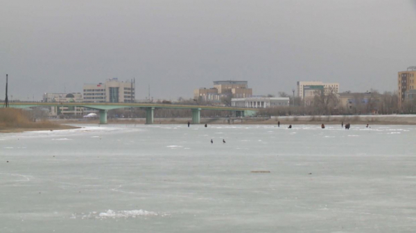 Берегитесь тонкого льда: в МЧС предупреждают любителей рыбалки