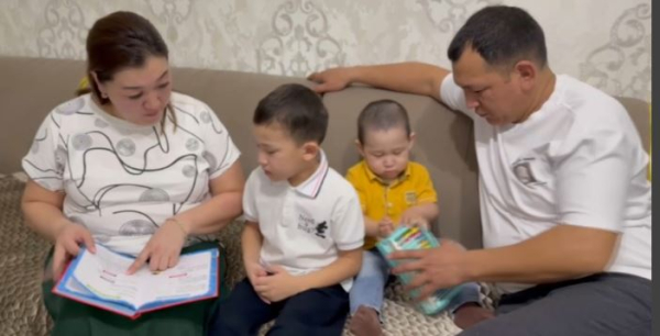 Полицейские поздравили многодетную коллегу с предстоящим праздником