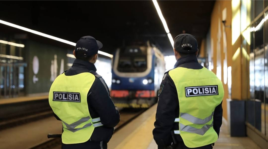 Пьяный пассажир сорвал стоп-кран в поезде