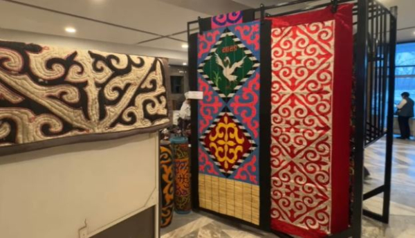 Жителям ВКО представили редчайшие ковры в этно-стиле