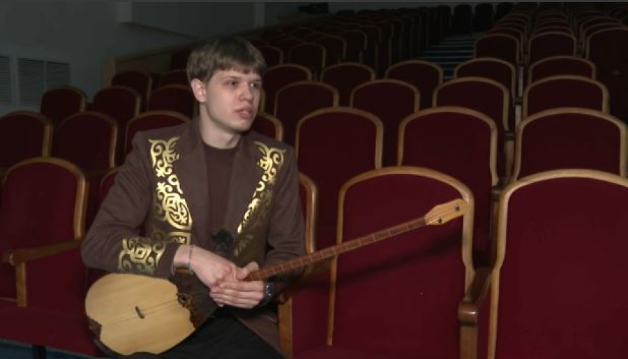 Домбрист Юрий Кочетыгов из Кокшетау исполняет десятки кюев