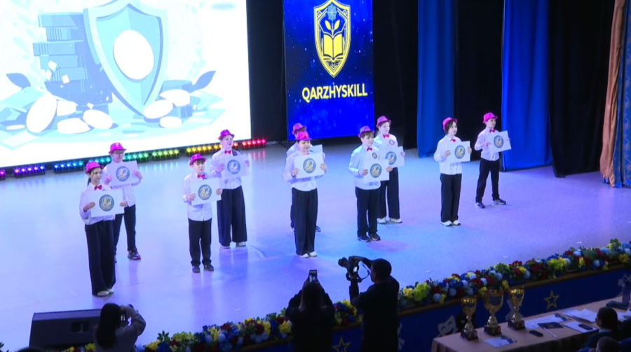 Школьники соревнуются в финансовой безопасности