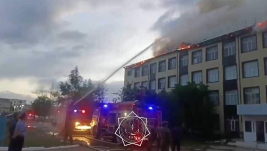 В Аркалыке ликвидируют пожар в здании школы