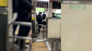 Женщина с ножом напала на пассажиров в метро Токио