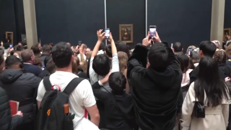 Лувр подвергся ограблению