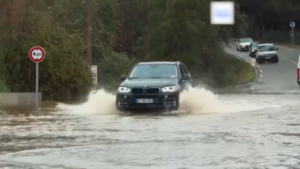 Машины с водителями унесло во время наводнения во Франции