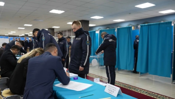 Военнослужащие Нацгвардии активно голосуют на референдуме