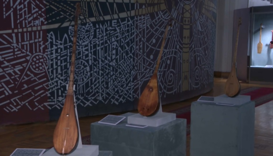 К Национальному дню домбры организовали выставку в Алматы