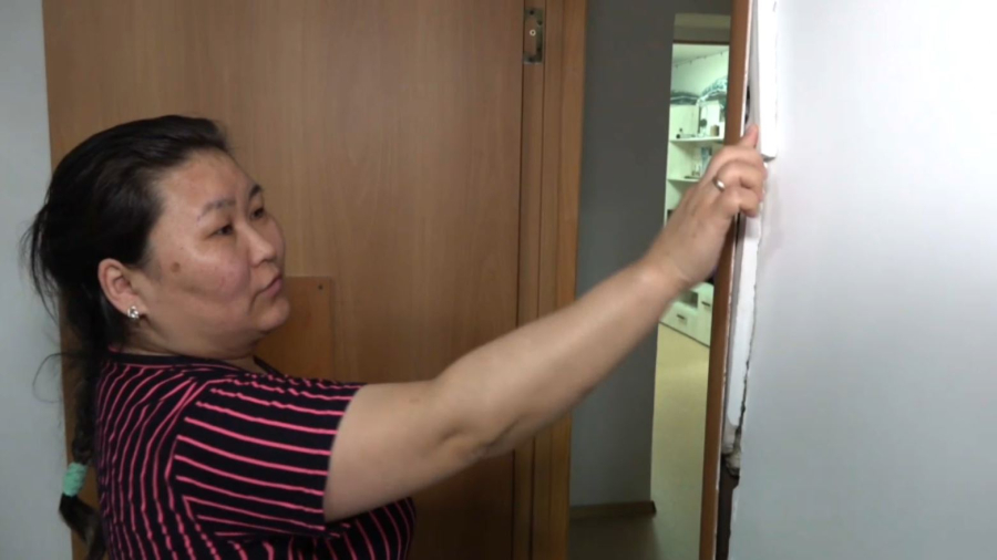«Қабырғалар сынып жатыр». Петропавлда жаңа үйдің сапасы сын көтермейді