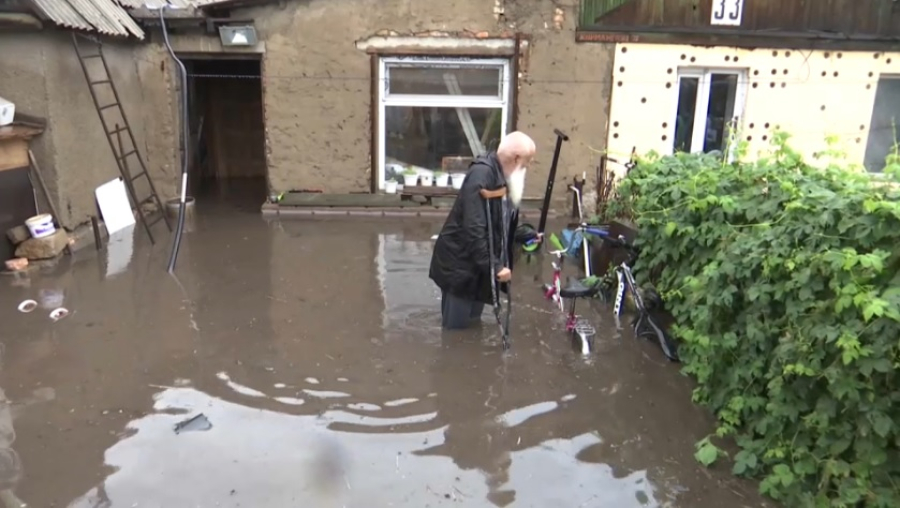 Последствия ливня устраняют в Караганде