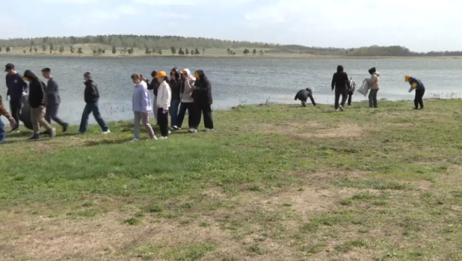 Берег озера Катарколь очистили от мусора