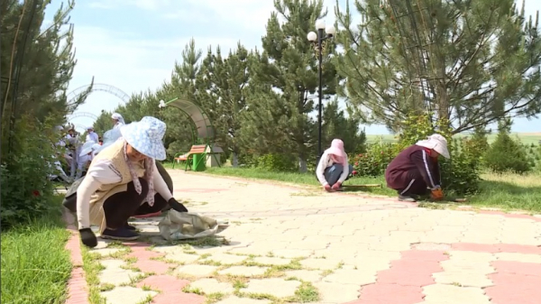 Жители села Сарапхана провели субботник у Вечного огня