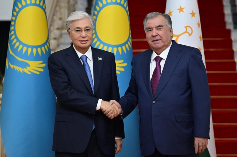 Глава государства встретился с Президентом Таджикистана