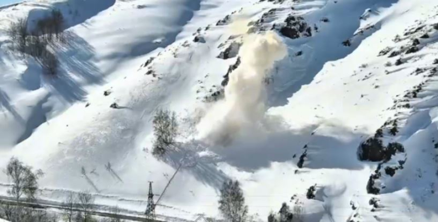 Профилактический спуск лавин продолжается в ВКО