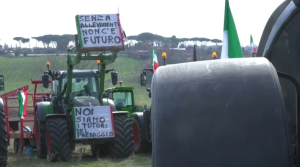 130 тракторов заблокировали дорогу на окраине Рима