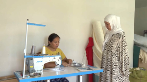 Предпринимательница без рук ведёт активный швейный бизнес в Таразе