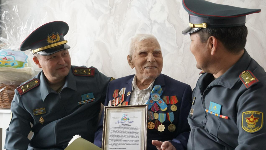 В Абайском гарнизоне поздравили ветеранов с Днем Победы
