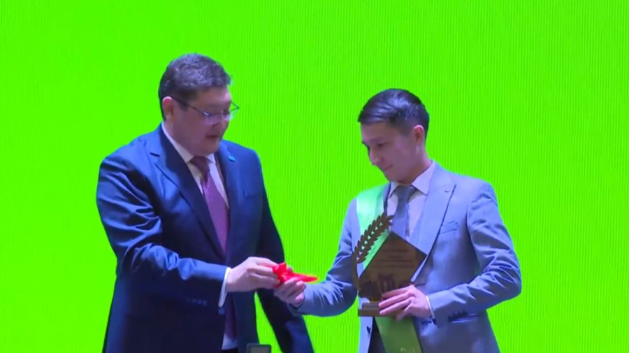 10 автомобилей подарили сельхозработникам в области Абай