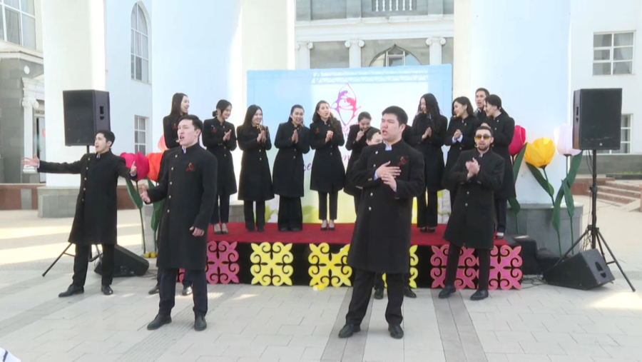 «Жастар» театры бірлік күніне орай мерекелік бағдарлама ұсынды