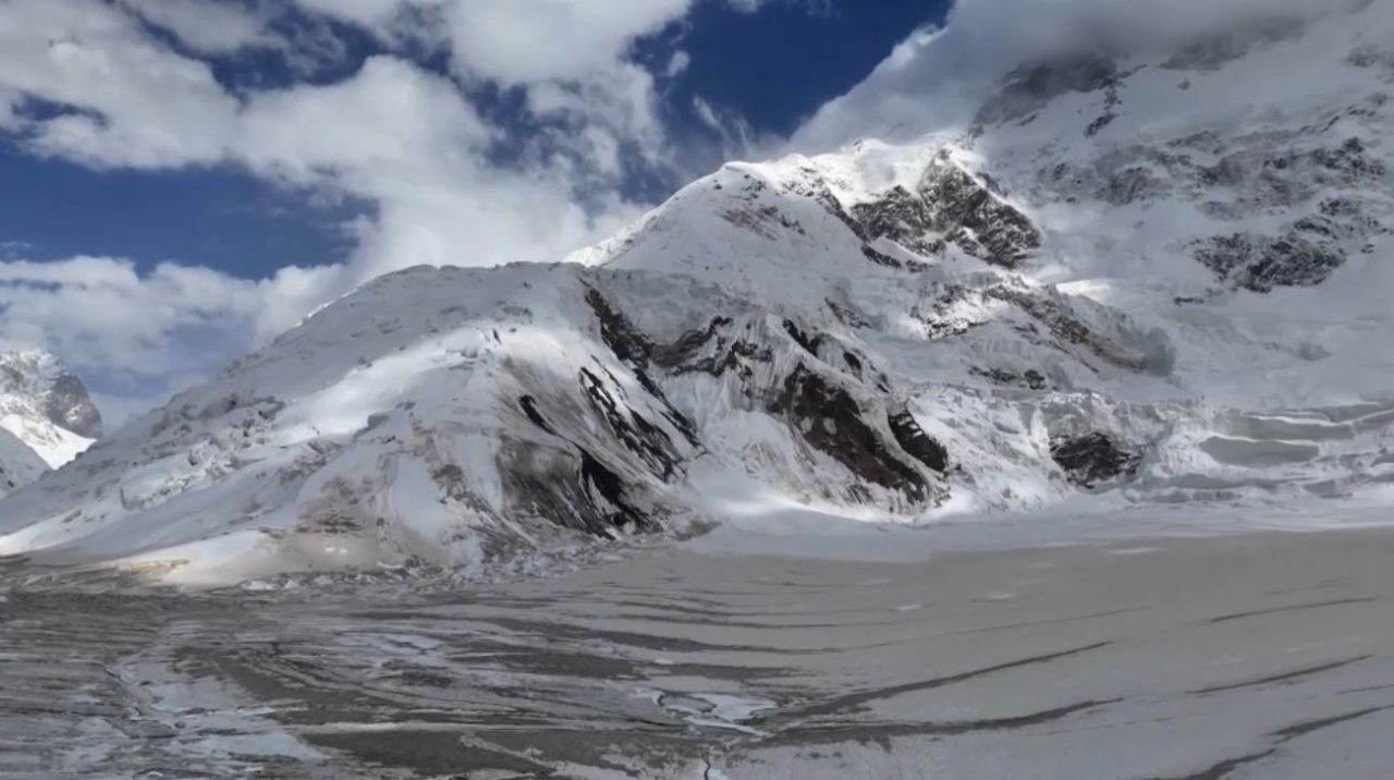Ресейлік альпинист бір апта бойы шың басында жатыр