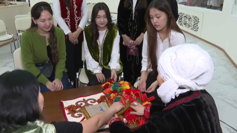 Молодёжь в Актау познакомили с историей национального ремесла