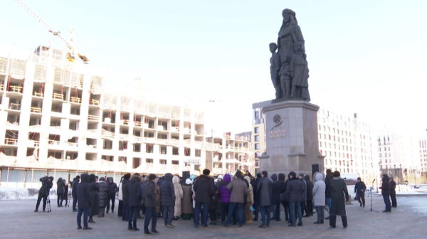 «Қазақ еліне мың алғыс» монументіне гүл шоқтары қойылды