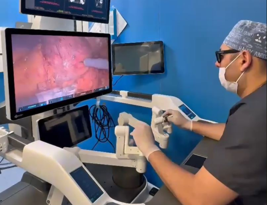 Онкологи провели первую роботизированную операцию в Казахстане