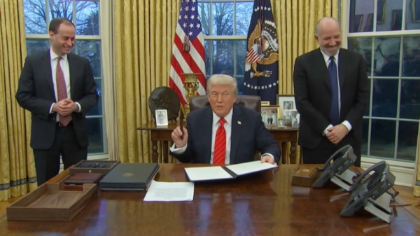 Трамп запретил в госструктурах бумажные соломинки