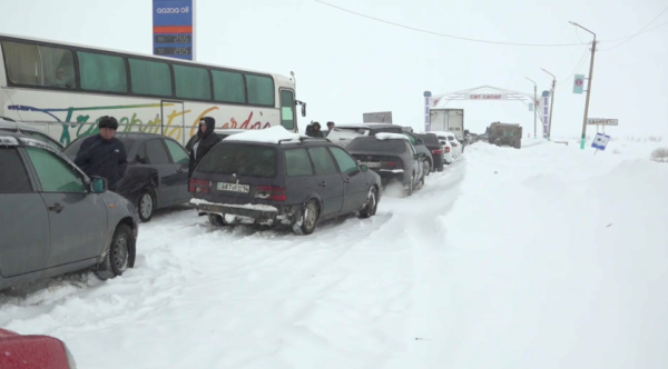 Абай облысында 100-ден астам көлік қар құрсауында қалып қойды